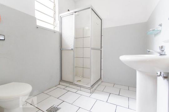 Banheiro de apartamento à venda com 3 quartos, 98m² em Floresta, Porto Alegre