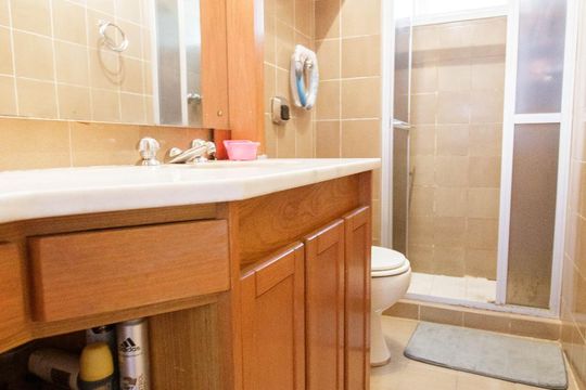 Banheiro de apartamento para alugar com 2 quartos, 60m² em Auxiliadora, Porto Alegre