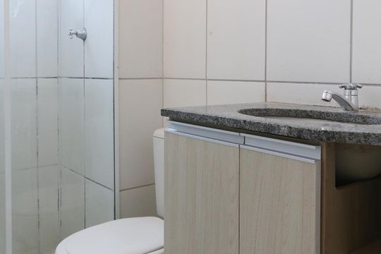 Banheiro de apartamento à venda com 2 quartos, 49m² em Parque Novo Mundo, São Paulo