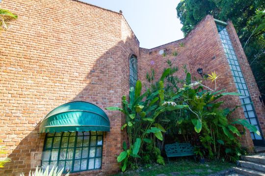 Fachada de casa de condomínio à venda com 4 quartos, 600m² em Itanhangá, Rio de Janeiro