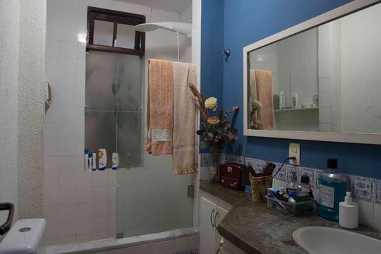 banheiro social de casa de condomínio à venda com 8 quartos, 350m² em São Francisco, Niterói