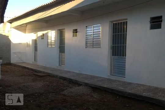 Quintal de kitnet/studio para alugar com 1 quarto, 40m² em Partenon, Porto Alegre