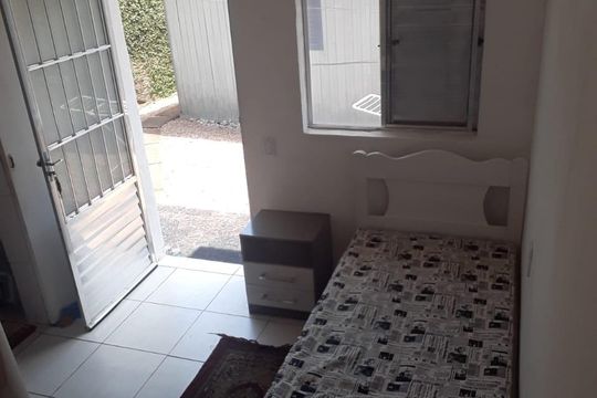 Dormitório de kitnet/studio para alugar com 1 quarto, 40m² em Partenon, Porto Alegre