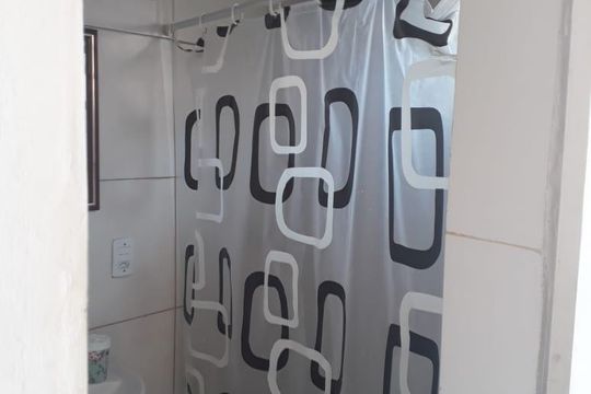 Banheiro de kitnet/studio para alugar com 1 quarto, 40m² em Partenon, Porto Alegre