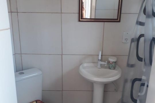 Banheiro de kitnet/studio para alugar com 1 quarto, 40m² em Partenon, Porto Alegre