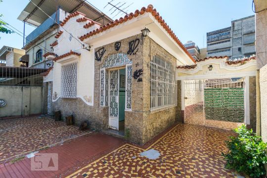 Quintal da frente de casa à venda com 4 quartos, 250m² em Penha Circular, Rio de Janeiro