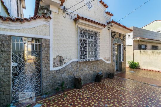 Quintal da frente de casa à venda com 4 quartos, 250m² em Penha Circular, Rio de Janeiro
