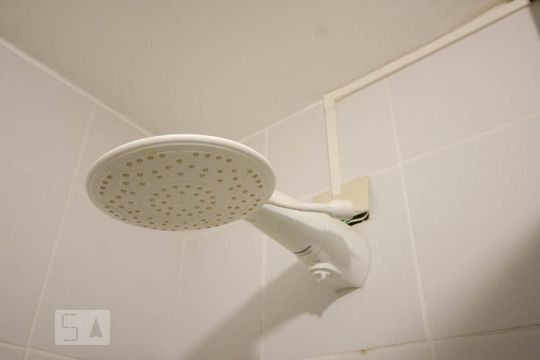 Chuveiro no banheiro de apartamento para alugar com 3 quartos, 126m² em Lagoa, Rio de Janeiro