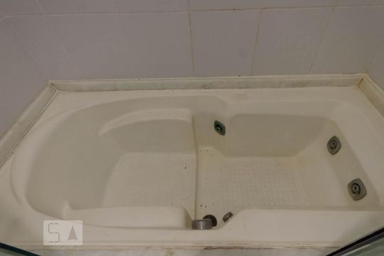 Banheira de hidromassagem no banheiro de apartamento para alugar com 3 quartos, 126m² em Lagoa, Rio de Janeiro
