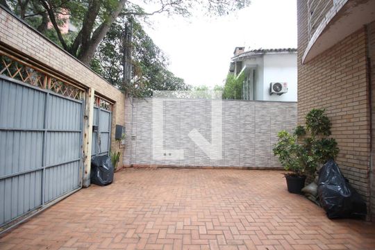 Garagem de casa para alugar com 4 quartos, 210m² em Lar São Paulo, São Paulo