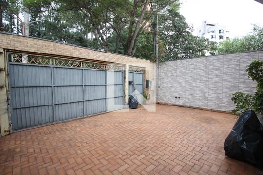 Garagem de casa para alugar com 4 quartos, 210m² em Lar São Paulo, São Paulo