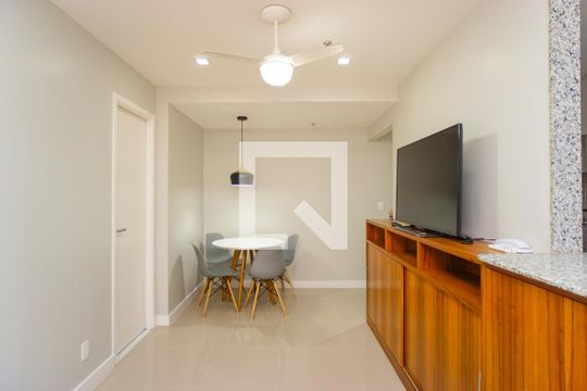Sala de apartamento para alugar com 2 quartos, 80m² em Barra da Tijuca, Rio de Janeiro