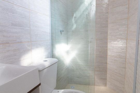 Banheiro de kitnet/studio para alugar com 1 quarto, 25m² em Santo Amaro, São Paulo