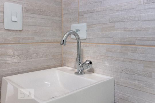Banheiro de kitnet/studio para alugar com 1 quarto, 25m² em Santo Amaro, São Paulo