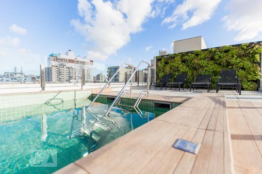 Piscina de apartamento à venda com 1 quarto, 50m² em Centro Histórico, Porto Alegre
