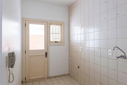 Cozinha de casa de condomínio à venda com 3 quartos, 140m² em Teresópolis, Porto Alegre