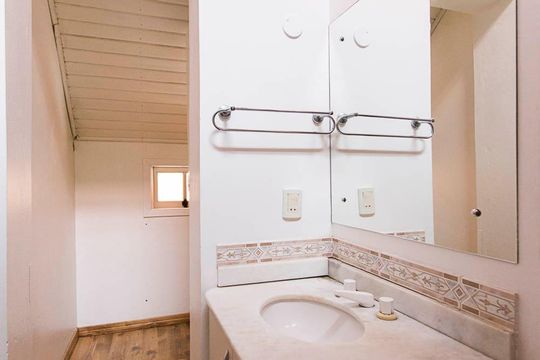 Banheiro suíte de casa de condomínio à venda com 3 quartos, 140m² em Teresópolis, Porto Alegre