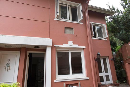 Fachada de casa de condomínio à venda com 3 quartos, 140m² em Teresópolis, Porto Alegre