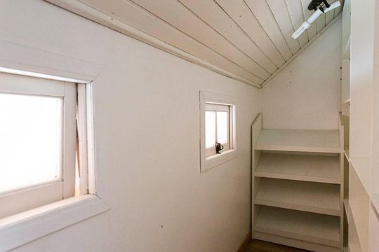 Closet  suíte de casa de condomínio à venda com 3 quartos, 140m² em Teresópolis, Porto Alegre