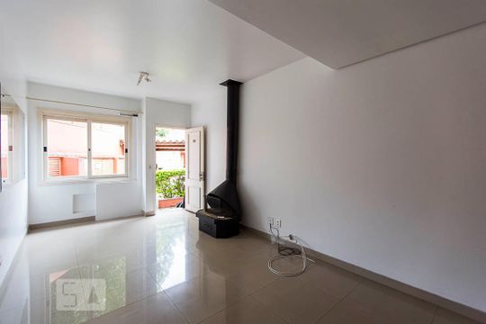 Sala de casa de condomínio à venda com 3 quartos, 140m² em Teresópolis, Porto Alegre