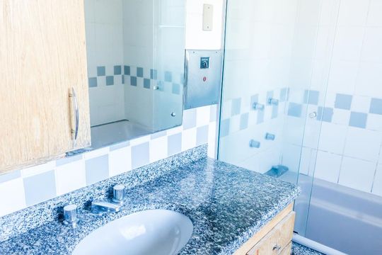 Banheiro de apartamento para alugar com 1 quarto, 55m² em Boa Vista, Porto Alegre
