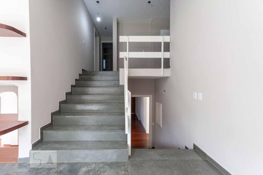 Escada acesso quartos e banheiro de casa à venda com 4 quartos, 300m² em Vila Brandina, Campinas