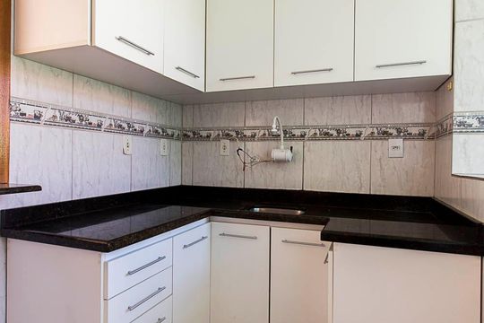 Cozinha de apartamento à venda com 2 quartos, 56m² em Cristal, Porto Alegre