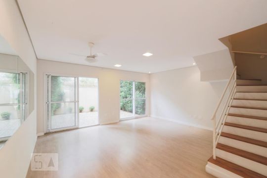 Casa de Condomínio para alugar com 3 quartos, 120m² em Vila Sofia, São Paulo