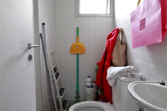 Banheiro de serviço de apartamento à venda com 3 quartos, 136m² em Real Parque, São Paulo