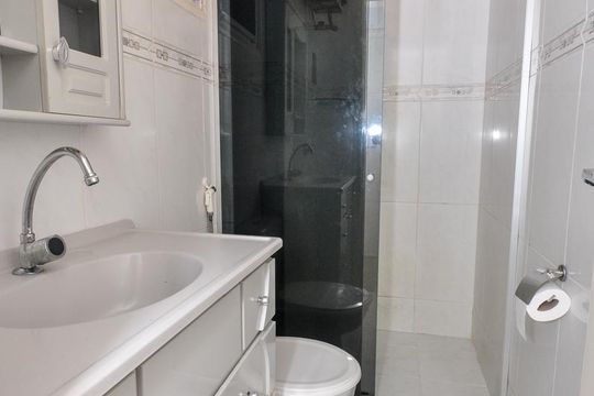 Banheiro de apartamento para alugar com 2 quartos, 54m² em Jacarepaguá, Rio de Janeiro