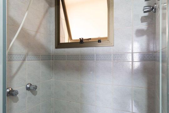 Banheiro social de apartamento à venda com 3 quartos, 75m² em Planalto Paulista, São Paulo