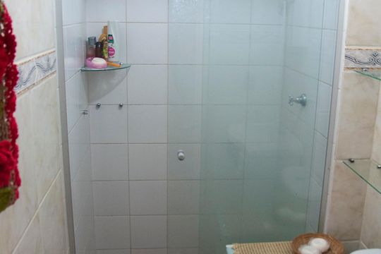 Banheiro de apartamento à venda com 2 quartos, 36m² em Cavalhada, Porto Alegre
