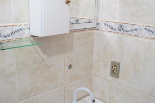 Banheiro de apartamento à venda com 2 quartos, 36m² em Cavalhada, Porto Alegre
