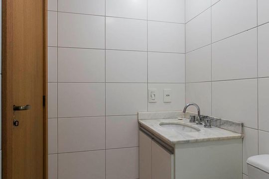 Banheiro de apartamento para alugar com 2 quartos, 52m² em Santana, Porto Alegre