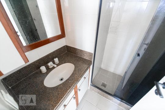 Banheiro social de apartamento à venda com 3 quartos, 110m² em Barra da Tijuca, Rio de Janeiro