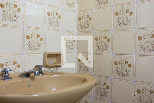 Banheiro de apartamento para alugar com 2 quartos, 62m² em Santa Terezinha, São Bernardo do Campo