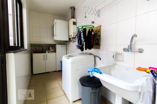 Área de Serviço de casa de condomínio para alugar com 3 quartos, 400m² em Santa Tereza, Porto Alegre