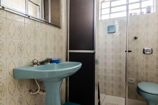 Banheiro da suíte de casa para alugar com 4 quartos, 160m² em Jardim Peri Peri, São Paulo