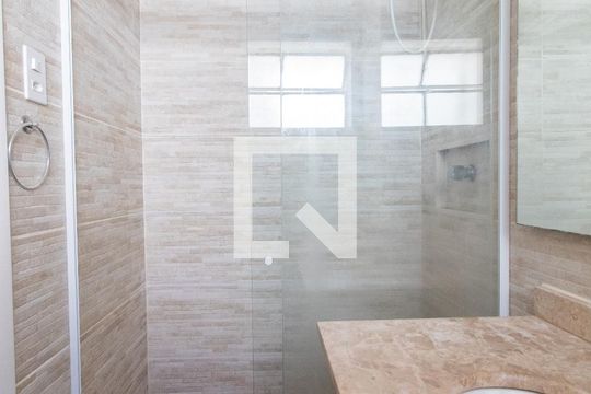 Banheiro de apartamento à venda com 2 quartos, 55m² em Cristal, Porto Alegre