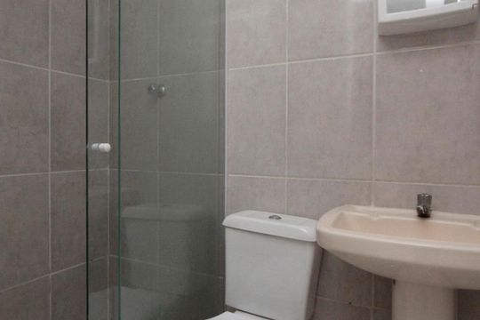 Banheiro de kitnet/studio para alugar com 1 quarto, 33m² em Bela Vista, São Paulo