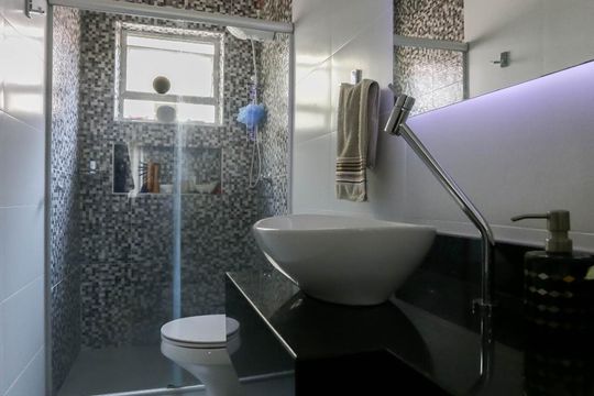 Banheiro de apartamento à venda com 2 quartos, 72m² em Cristo Redentor, Porto Alegre
