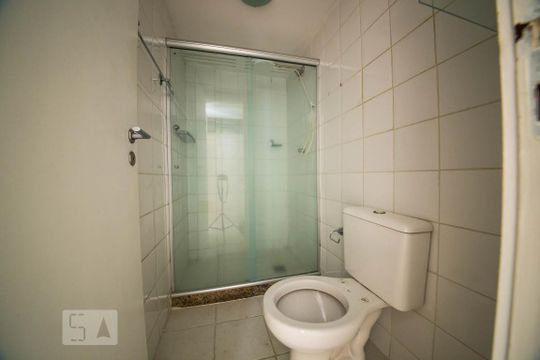 Banheiro social  de apartamento à venda com 2 quartos, 55m² em Piratininga, Niterói