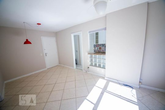 Sala   de apartamento à venda com 2 quartos, 55m² em Piratininga, Niterói