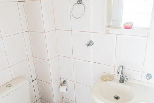 Banheiro de Serviço de apartamento à venda com 3 quartos, 100m² em Vila Ipiranga, Porto Alegre