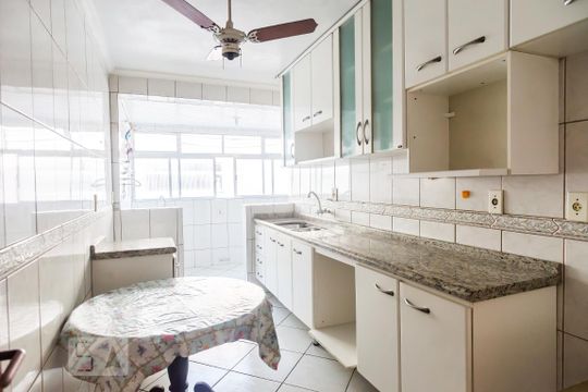 Cozinha de apartamento à venda com 3 quartos, 100m² em Vila Ipiranga, Porto Alegre