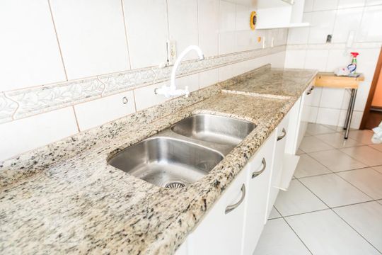 Cozinha de apartamento à venda com 3 quartos, 100m² em Vila Ipiranga, Porto Alegre