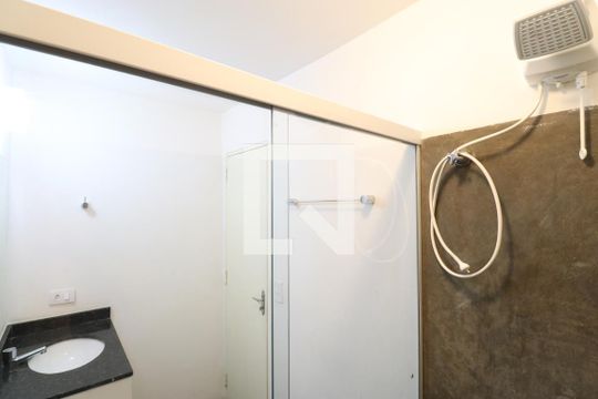 Banheiro de kitnet/studio para alugar com 1 quarto, 17m² em Perdizes, São Paulo