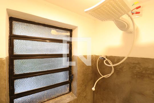 Banheiro de kitnet/studio para alugar com 1 quarto, 13m² em Perdizes, São Paulo
