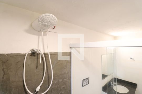 Banheiro de kitnet/studio para alugar com 1 quarto, 13m² em Perdizes, São Paulo