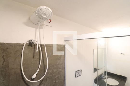 Banheiro de kitnet/studio para alugar com 1 quarto, 13m² em Perdizes, São Paulo